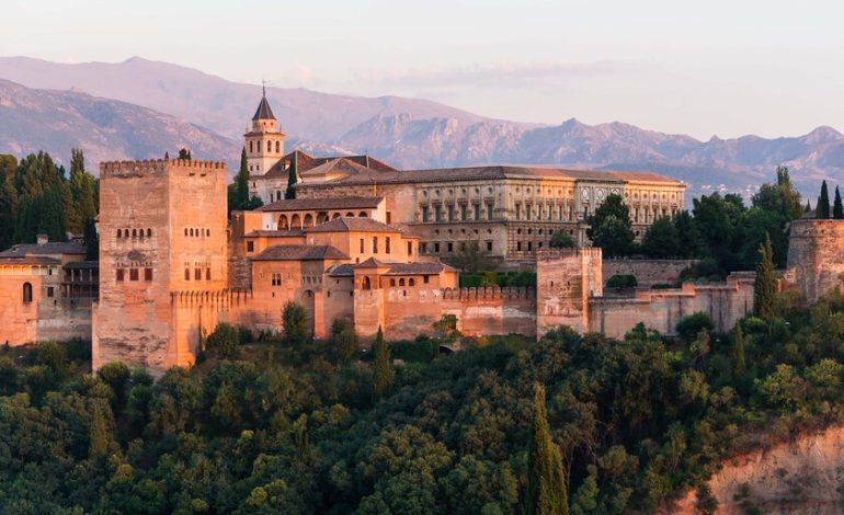 La Alhambra y sus alrededores son una joya del Patrimonio Mundial. Ahora ha surgido una amenaza: paneles solares

 – En un click