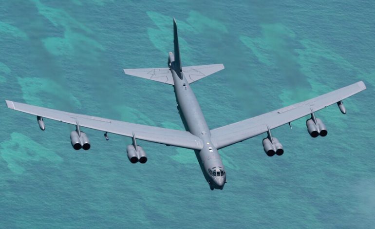Que la Fuerza Aérea estadounidense vuele sus tres bombarderos B-52 es normal. Que lo haga contra Venezuela no tanto
– En un click