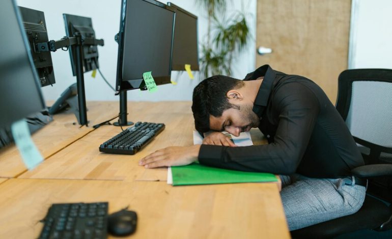 Se suponía que la IA nos liberaría del trabajo. Actualmente los ingenieros que lo desarrollan trabajan 100 horas semanales
– En un click