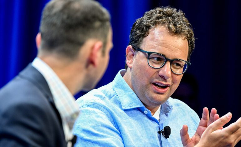 OpenAI ha convertido ChatGPT en una IA convencional. En el mundo empresarial la partida la gana su gran rival
 – En un click