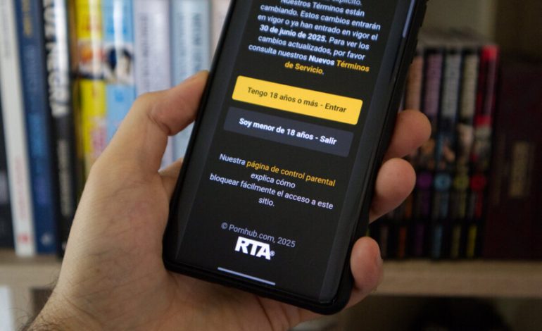 Reino Unido puso una verificación de edad para acceder a PornHub. Inmediatamente después, su tráfico se desplomó un 77%.

 – En un click