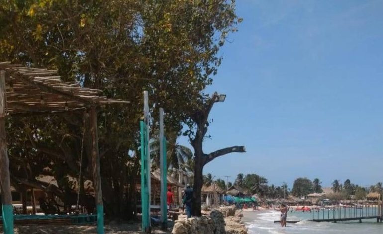 Derrumbe de un quiosco de madera en playa de Cartagena dejó 15 heridos y reveló los riesgos de estas construcciones irregulares utilizadas para el turismo
– En un click