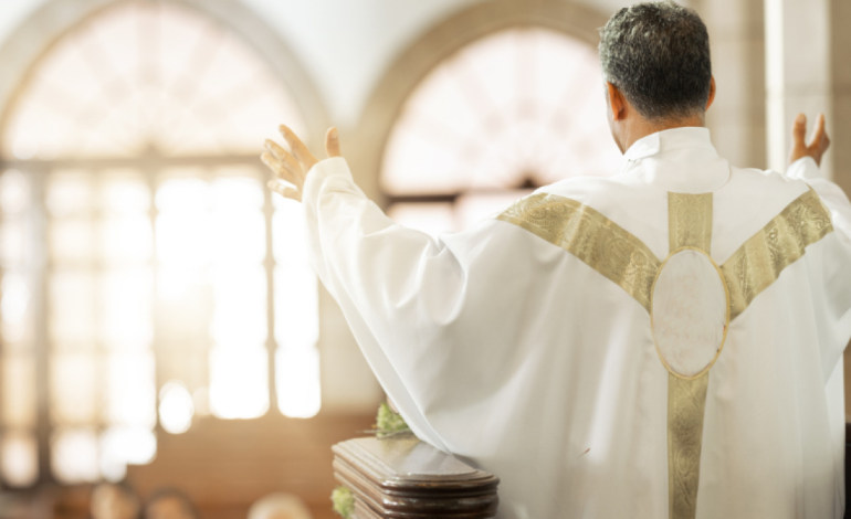 El Papa León XIV nombró al sacerdote Padre Franklin Misael Betancourt como nuevo obispo de la Diócesis de Tumaco, Nariño.
– En un click