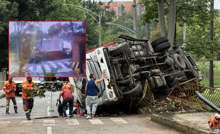Accidente de tráfico aparato en el Loma de los Balsos en Medellín: el camión perdió el control y volcó; Un motociclista fue salvado de Miracle
– En un click
