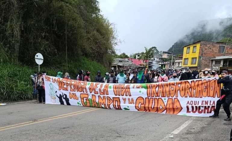 Gremios lanzan alertas tras dos días de bloqueos en la carretera Panamericana, en Cauca; El cruce a Buenaventura permanece cerrado en el Valle
– En un click