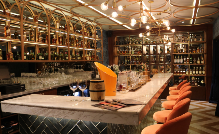Chocolate Whiskey Bar revive la época de la ley seca en Barranquilla y rinde homenaje a la historia clandestina del whisky en los años 20
– En un click