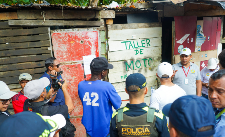 Distrito recupera inmuebles en Chambacú con apoyo del ESMAD para acabar con talleres, comedores y gomerías

 – En un click