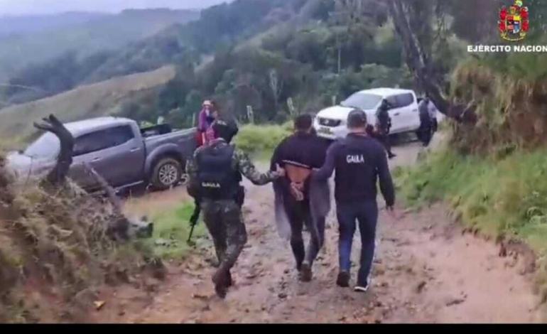 La caída del peligroso líder de la disidencia, apasionado de las peleas de gallos, que cobró más de $800 millones en extorsiones en el Tolima
 – En un click