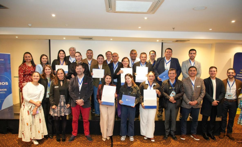 Administración pública y liderazgo, los dos temas en los que se capacitaron 144 alcaldes y secretarios del país
– En un click