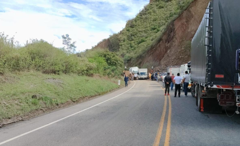 Autoridades cerraron la carretera Panamericana entre Pasto y Popayán, por la caída de piedras gigantes por la fuerte ola invernal
– En un click