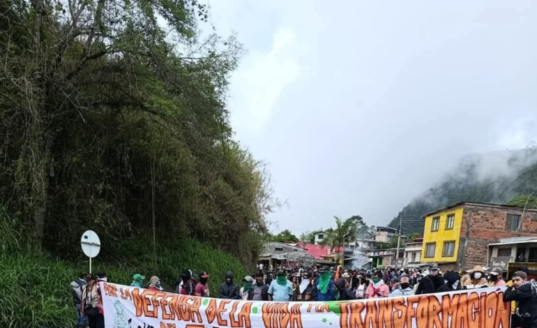 Campesinos, indígenas y afros bloquean la carretera Panamericana: la protesta se desarrolla en la zona de Rosas; ¿Qué le están gritando al Gobierno Nacional?
– En un click