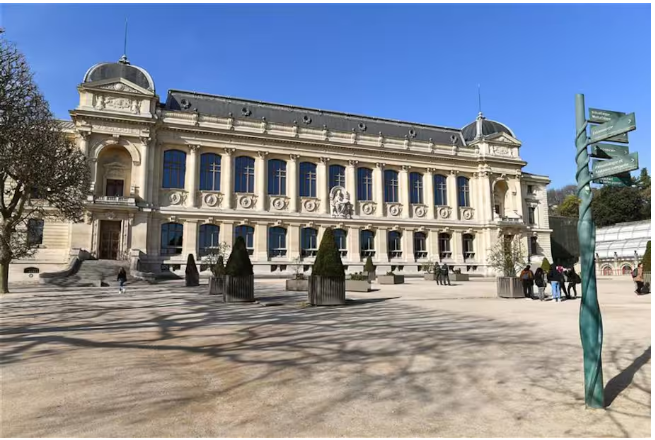 Detenida una mujer por robo de oro en el Museo de Historia Natural de París –
– En un click