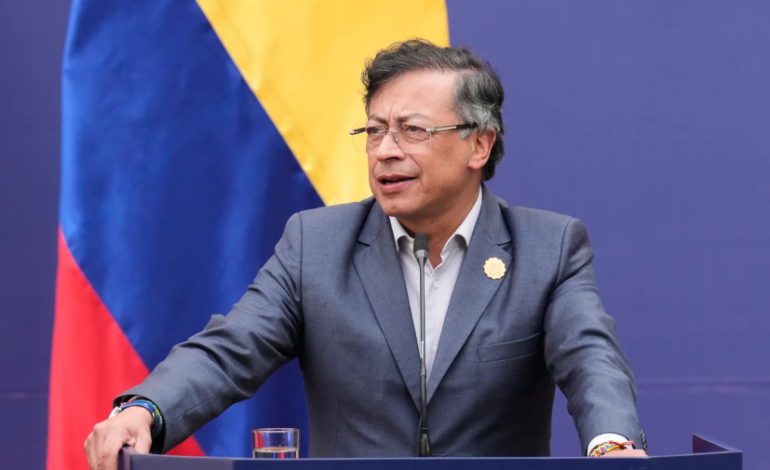 Nueva crisis diplomática: Casa Blanca presiona al presidente colombiano tras acusaciones de atentado –
– En un click