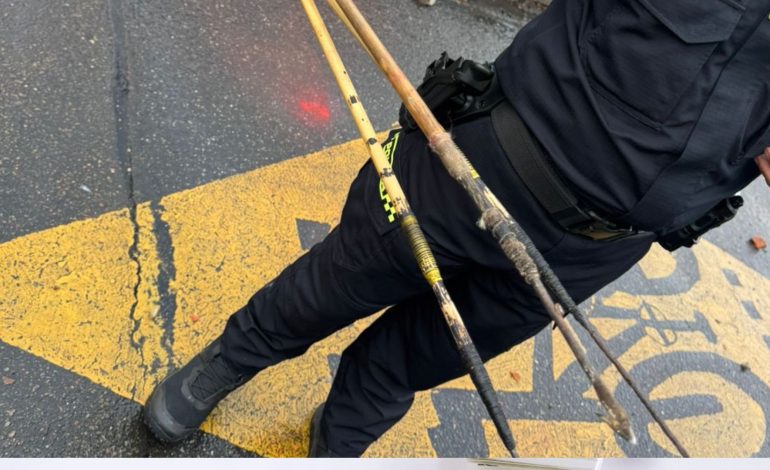 Protestas violentas de indígenas que llegaron a Bogotá atacando a flechazos a policías
– En un click