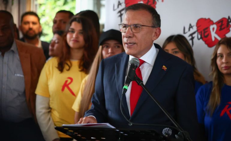 Roy Barreras presenta su candidatura a la presidencia
– En un click