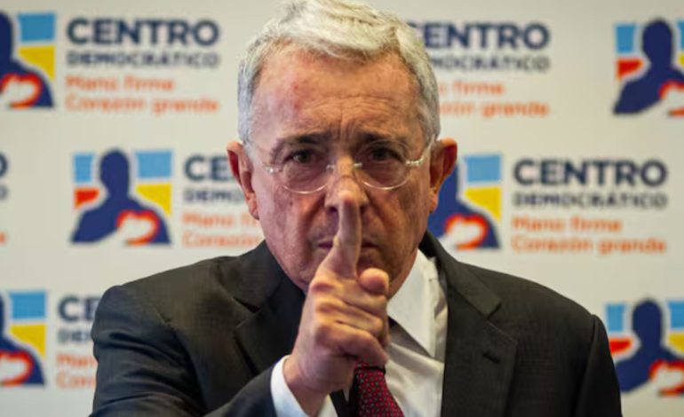 La Corte Suprema de Bogotá dio hora y fecha para anunciar su decisión sobre el caso judicial de Álvaro Uribe
– En un click