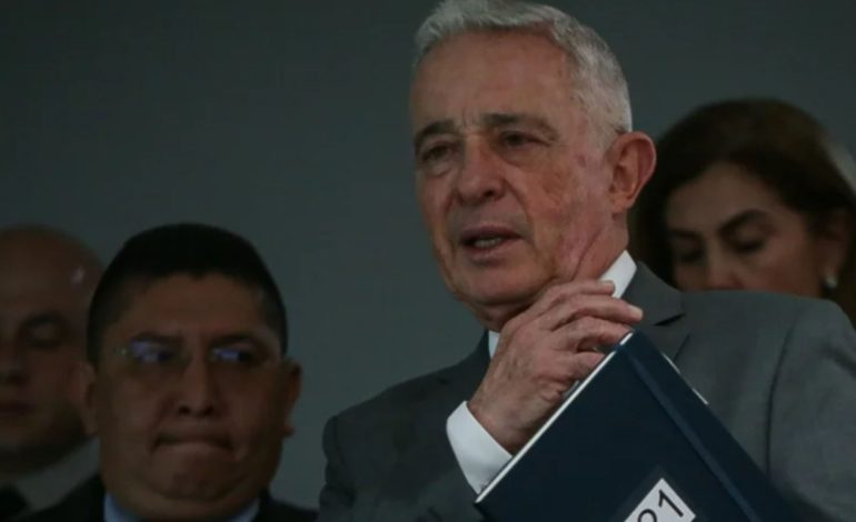 Revocan condena contra Álvaro Uribe Vélez
– En un click
