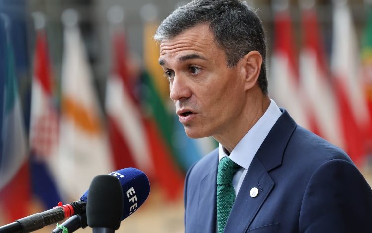 Detenidos dos jóvenes hackers por filtrar datos personales del presidente Pedro Sánchez –
– En un click