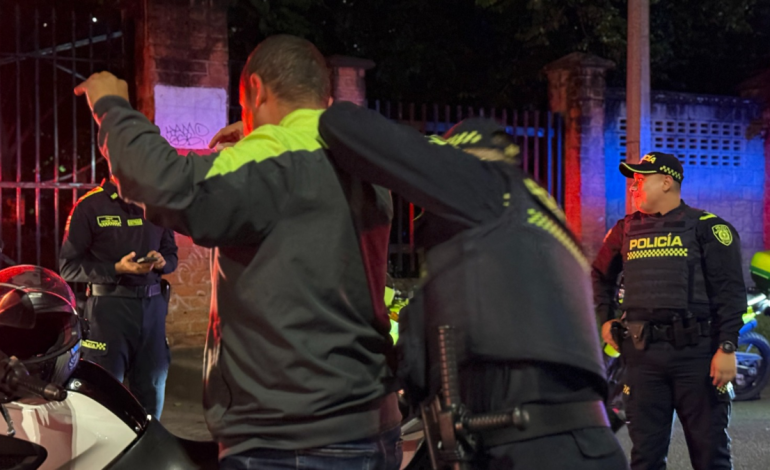 Mega operativo de seguridad dejó 27 detenidos y más de 100 armas incautadas
– En un click