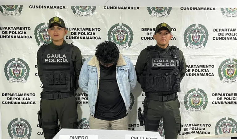 Sujeto robó el celular de una mujer y la extorsionó con sus fotos privadas – 

 – En un click