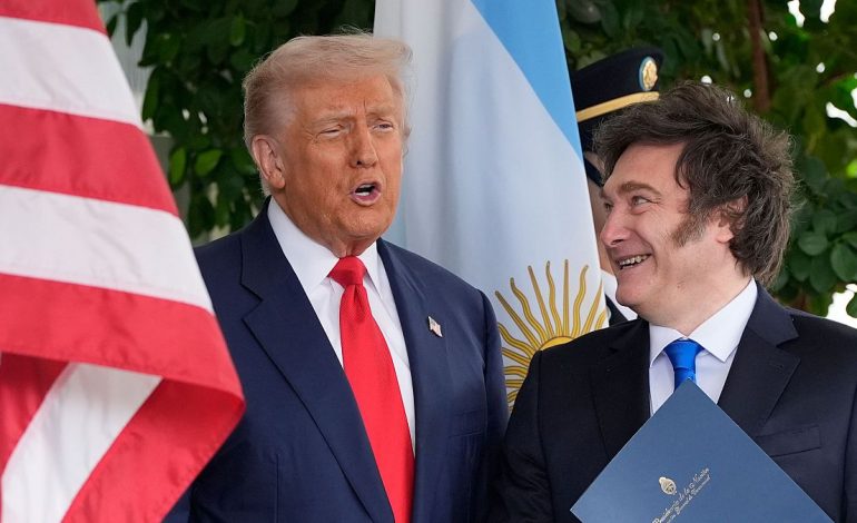 Argentina firma un acuerdo por 20 mil millones de dólares con EE.UU. para estabilizar su economía
– En un click