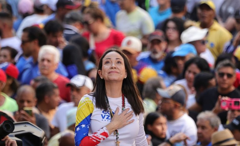 Premio Nobel de la Paz 2025 –
– En un click