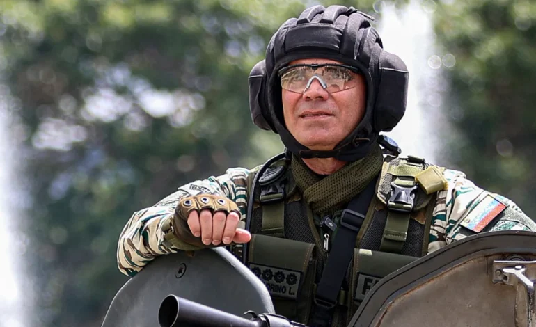 Vladimir Padrino López: el general que sostiene el poder militar de Nicolás Maduro en medio de tensiones con EE.UU. –
– En un click