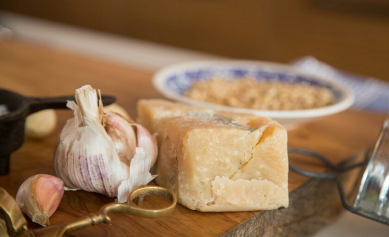  El queso parmersano es un negocio muy serio en Italia. Hasta el punto de tener su propio agente en Hollywood

 – En un click