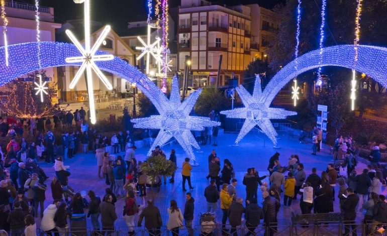 Las luces navideñas comienzan en un pueblo de Andalucía que las vende al resto del planeta: Puente Genil

 – En un click