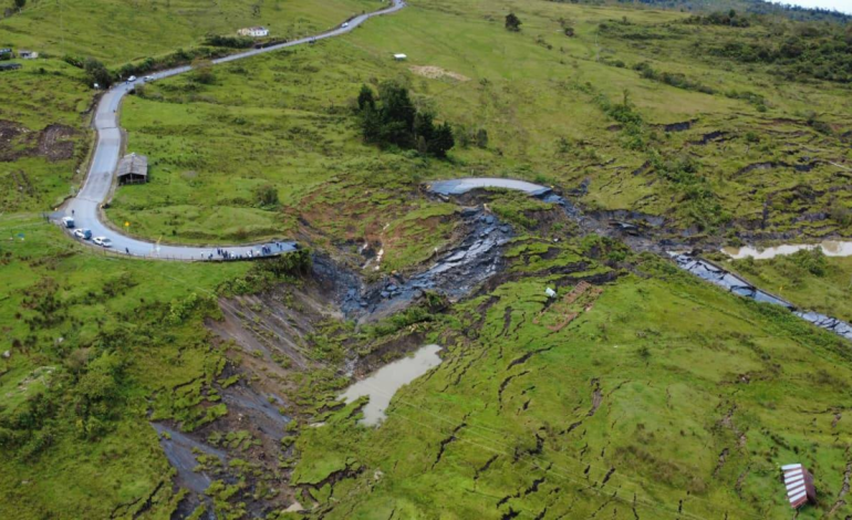  Gremios hacen un llamado tras un desprendimiento de tierra que destruyó la vía y dejó un enorme cráter entre Landázuri y Barbosa, en Vélez (Santander): 25 caminos, cortados

 – En un click