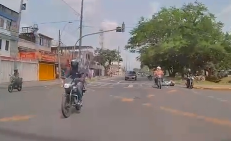 Así fue el accidente de un motociclista que transitaba por el sur de Cali: chocó con otro motociclista, atropelló a un peatón y cayó a un tubo

 – En un click