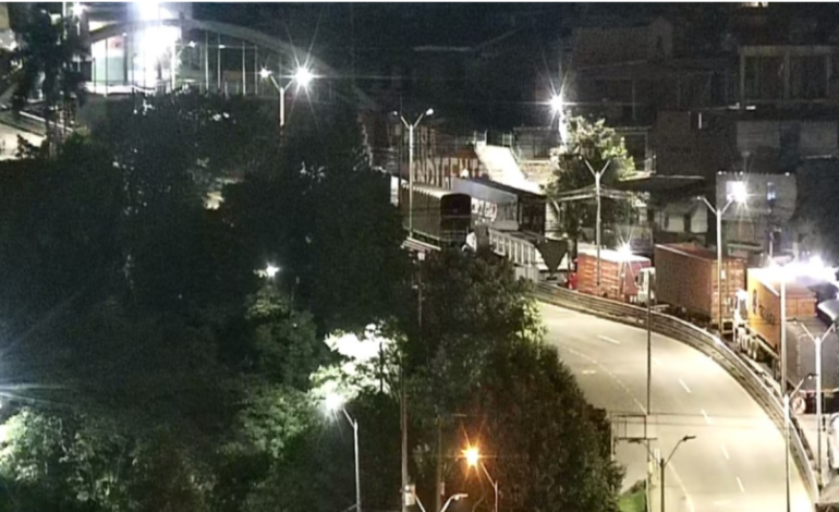 Emergencia por deslave provoca cierre parcial de carretera de Medellín

 – En un click