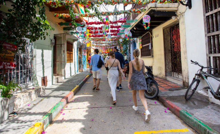  ‘Esta casa tiene un avalúo catastral de mil 300 millones de pesos, pero no la veo’

 – En un click