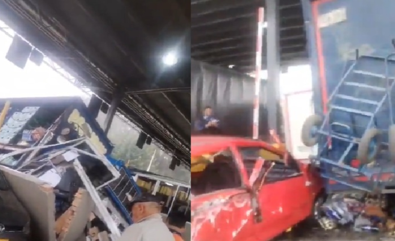  Camión de reconocida empresa de refrescos chocó con dos vehículos, dejándolos destruidos

 – En un click