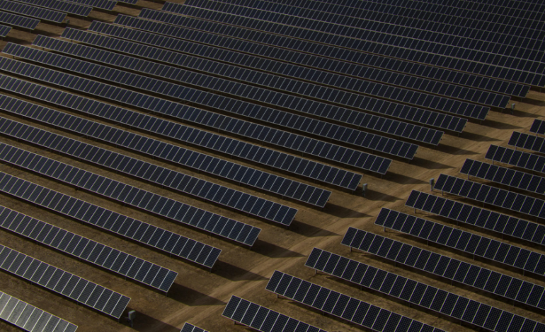 China tiene un desierto gigantesco en el Tíbet con innumerables horas de luz. Y lo está llenando de paneles solares.

 – En un click