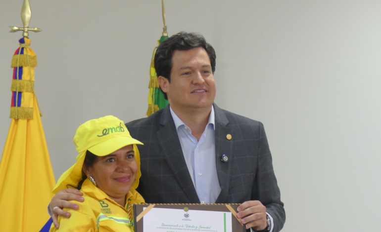 Operador de Empresa de Limpieza de Bucaramanga intercedió y defendió a una mujer de brutal agresión por parte de su pareja en la vía: reconocen su acto ‘heroico’

 – En un click