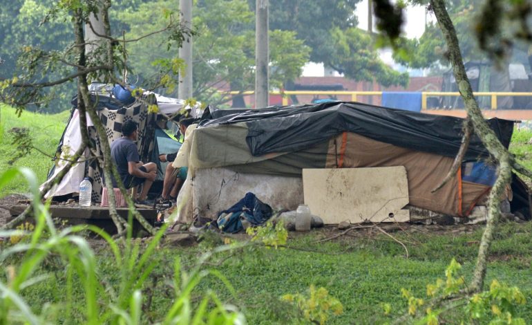 Denuncian que vecinos de la calle invadieron áreas de un colegio – 

 – En un click