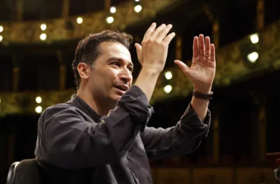 El director Andrés Orozco siente que está dando forma a una escultura musical al dirigir sin batuta
– En un click