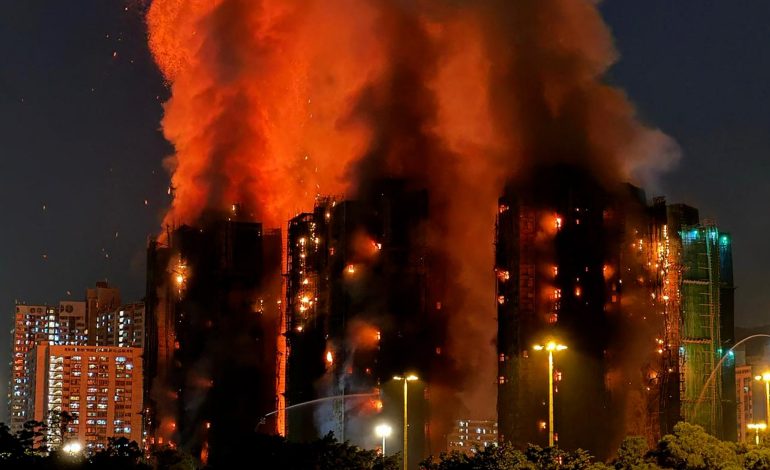  Incendio en Hong Kong deja 128 muertos y cientos de desaparecidos en el complejo de tribunales Wang Fuk – 

 – En un click