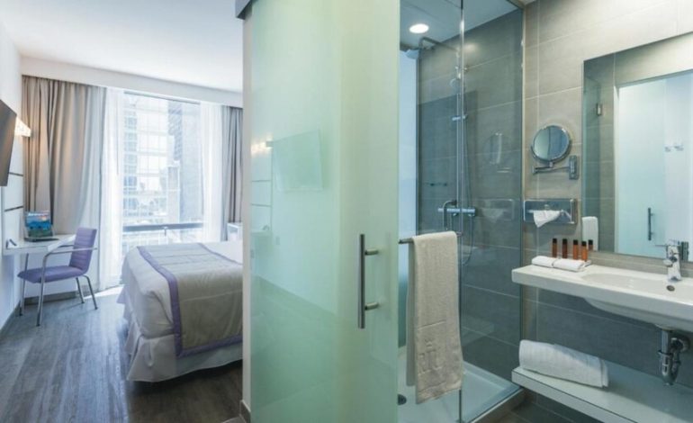  clientes VS habitaciones sin puertas en los baños

 – En un click