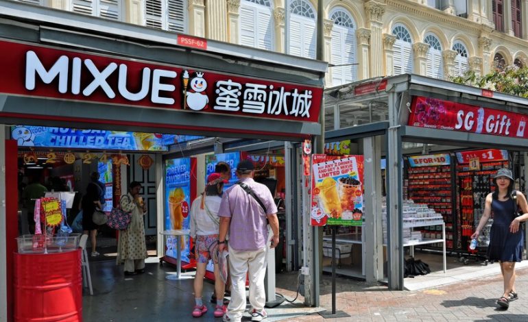  Hace 30 años un joven chino instaló un puesto de helados. Ahora lidera un emporio con más tiendas que McDonald’s

 – En un click