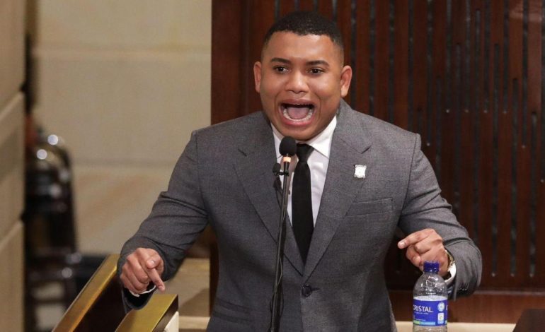 Presentan pedido de revocatoria contra el congresista cartagenero Miguel Polo Polo ante el CNE por presunta doble militancia

 – En un click