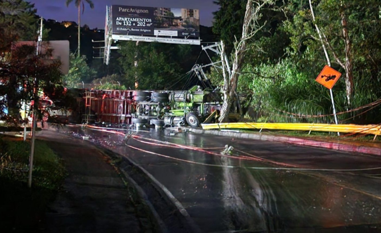  Advierten riesgo ambiental en Medellín por volcamiento de tractocamión que transportaba detergente líquido, que contaminó el arroyo La Aguacatala.

 – En un click