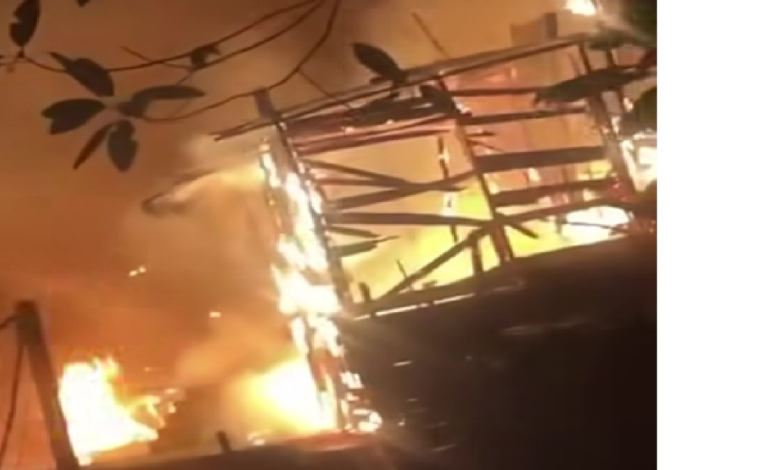  Devastador incendio arrasa 50 viviendas y deja a familias de un asentamiento humano heridas y sin hogar

 – En un click