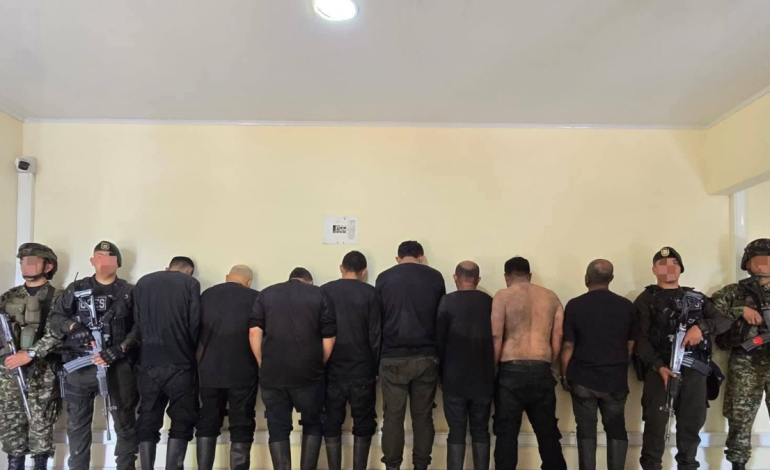  Comando armado de 34 hombres buscó piedras de depósito valiosas

 – En un click