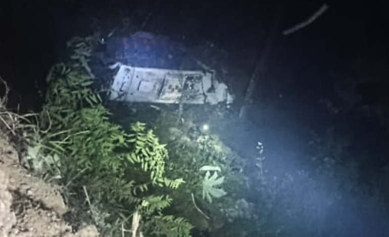  El vehículo quedó destruido en el fondo del abismo

 – En un click