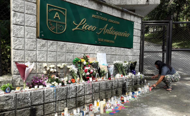  Gobierno y Alcaldía de Bello declararon tres días de luto; Comunidad educativa honró a las víctimas con velas

 – En un click