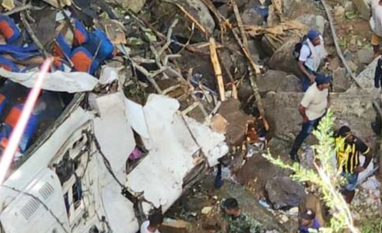  subió un abismo de 40 metros

 – En un click