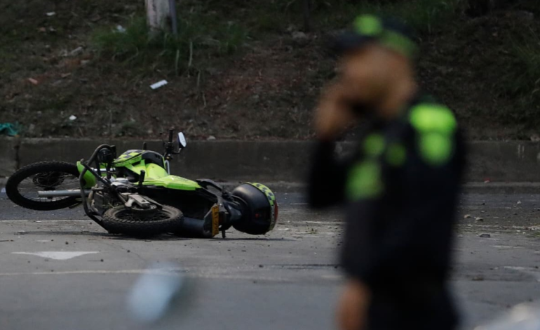  Hasta $400 millones de recompensa para autores del atentado explosivo que mató a dos policías que patrullaban en el sureste de Cali

 – En un click