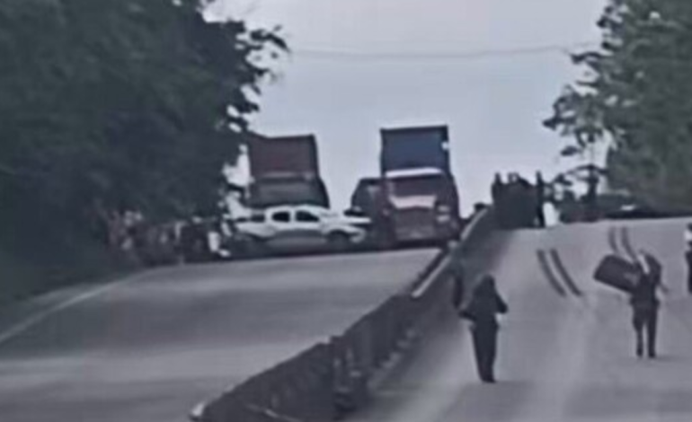  El Ejército y la Policía evitaron una tragedia al desactivar un cilindro bomba en la vía que va de Cali a Buenaventura; Así lo informaron las autoridades.

 – En un click